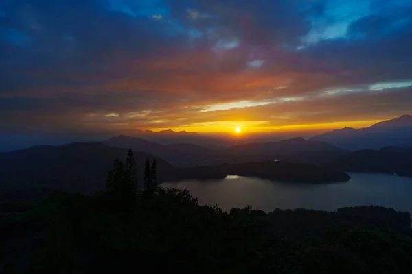 Güzel gün batımı göl dağları arasında süzülüyor