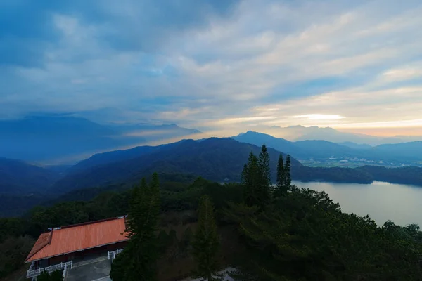 Bulutlardan gelen ışıkla süslenmiş gizemli tapınak.