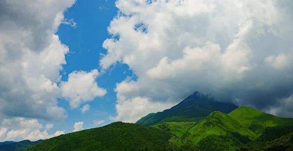 Der Große Und Dunkelgrüne Berg Mit Wolken Bedeckt — Stockfoto