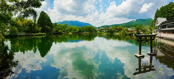 Torii Στέκονται Στην Ειρηνική Λίμνη Την Αντανάκλαση Από Τον Ουρανό — Φωτογραφία Αρχείου