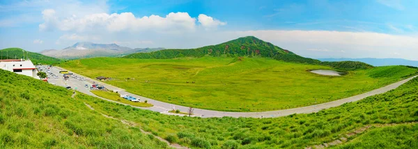 Muhteşem kaya dağı ve berrak göl için panoramik manzara 