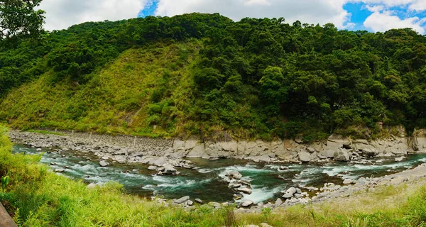 Enorme Río Fluye Alrededor Las Montañas Cubiertas Bosque — Foto de Stock