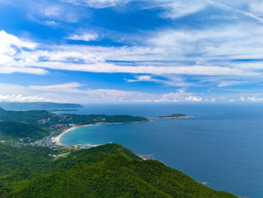 Devasa koy, uçsuz bucaksız deniz ve dağlar.