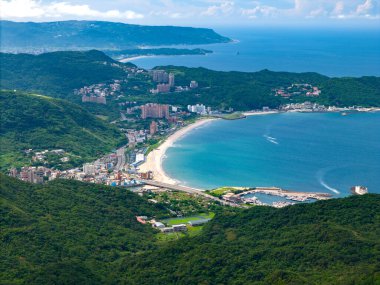 Büyük liman dağlarla ve güzel denizlerle çevriliydi.