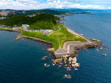 Çimenlerle kaplı kocaman ve muhteşem pelerin ve denize doğru
