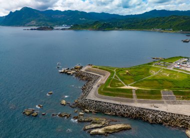 Kayalık sahil ve denizin yanındaki güzel park.