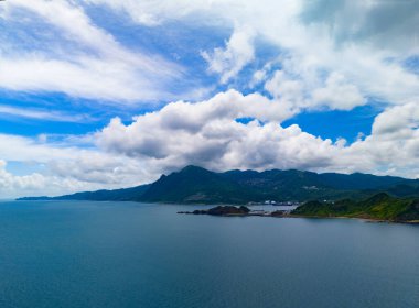 Sonsuz bulutlar, dağlar ve deniz