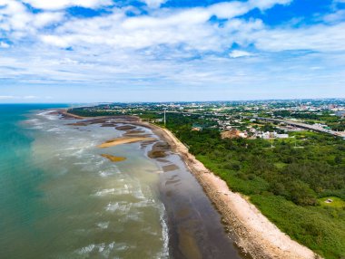 Büyük körfez, gök mavisi denizden gelen dalgalarla karşılaşır.