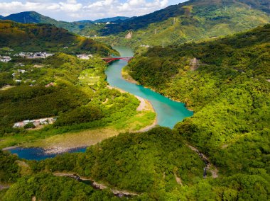 Kırmızı köprü güzel vadiyi birbirine bağlıyor.