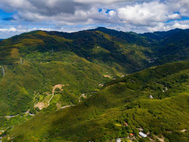 Devamlı yeşil dağlar ve bulutlar