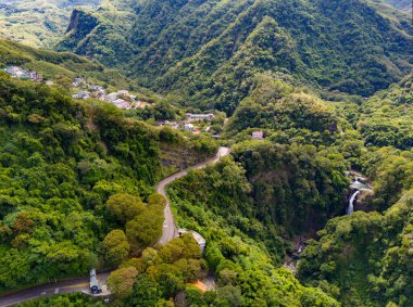 Güzel şelaleye ve kanyona giden yol