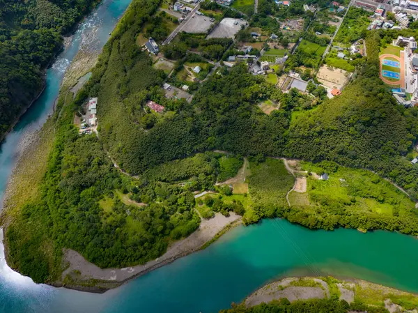 Dolaşan zümrüt nehri yemyeşil tepelerin arasından akar.