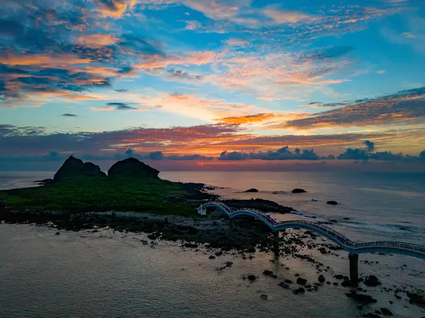 Güzel gün doğumu ve uzak ufuktaki bulutlar