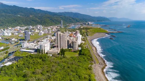 Liman, kıyı şeridi ve orman arasında yuva yapmış binalar..