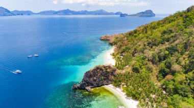Sonsuz kayalık adalar ve gök mavisi okyanus uzaklara doğru uzanıyor.