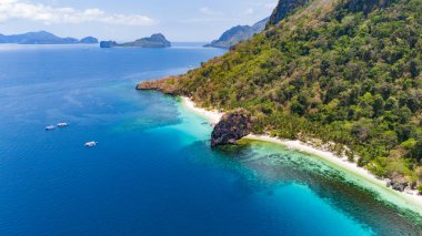 El değmemiş kumlu plajları olan güzel bir tatil köyü.