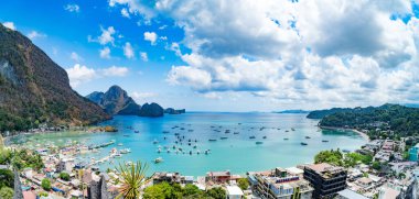 Güzel Bay Resort kasabasının panoramik bir fotoğrafı.