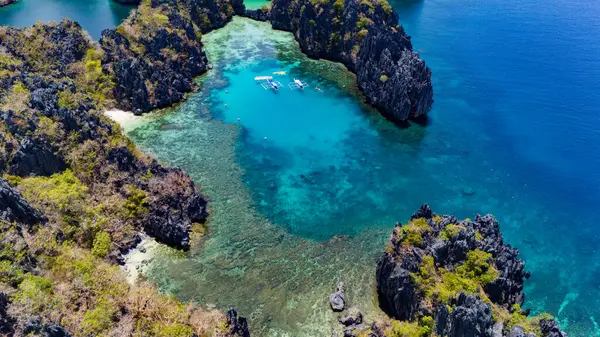 Sığ olan doğal olarak dev kayalarla çevrili.