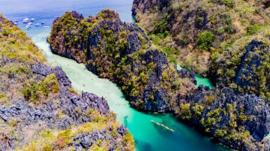 Kanolar dev kaya kanyonunun berrak sularında süzülür.