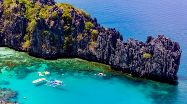 Uçsuz bucaksız pelerinin yanına küçük tekneler yanaşır.