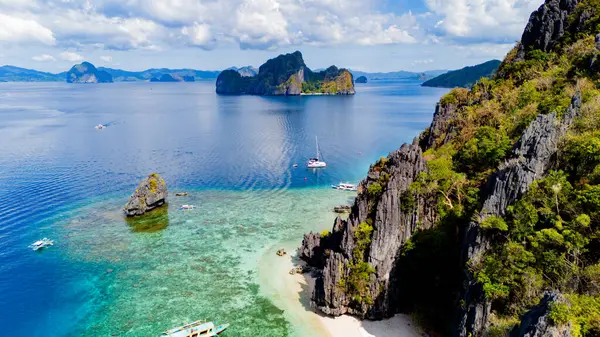 Adadaki kayalık mağaradan geçmek el değmemiş sulara götürür.