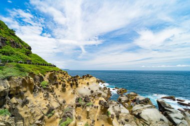 Kıyı şeridi ve uçurumlar tuhaf yıpranmış kayalarla oluşmuştur.
