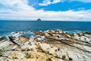 Deniz suyu dalgaları sert kayalık kıyı şeridini acımasızca aşındırıyor.