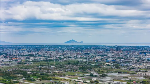 Bulutlu bir gökyüzünün altındaki Kaplumbağa Adası 'nın panoramik manzarası