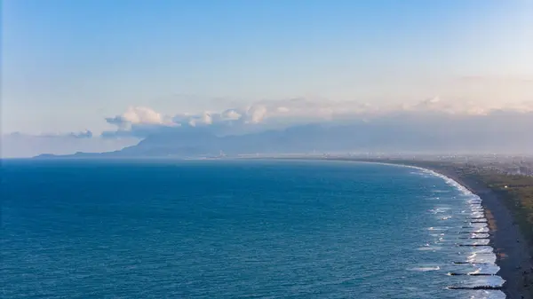Sakin Mavi Okyanus ve Katmanlı Dağ Sıraları