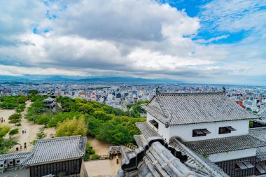 Kale sürekli değişen ufuk çizgisini izliyor.