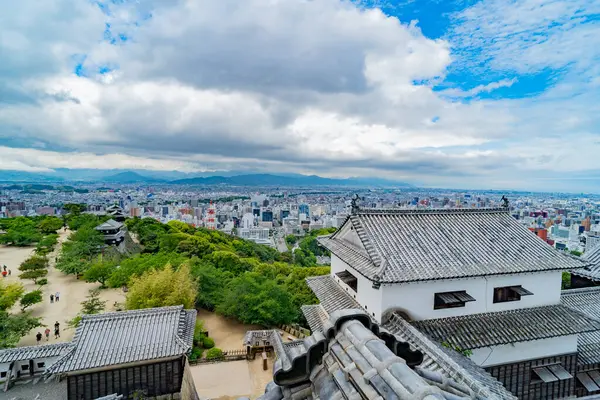 Kale sürekli değişen ufuk çizgisini izliyor.