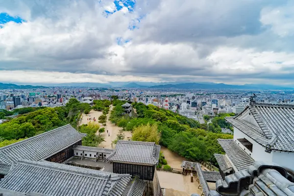 Şehrin üzerindeki Japon şatosundan ve ormanlık tepelerden manzara