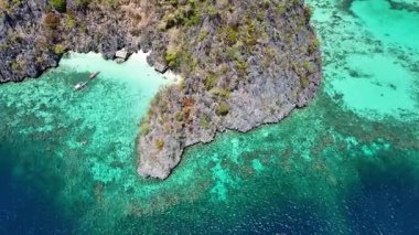 Nefes kesen kayalık kayalıklar ve masmavi, kristal berrak kıyı şeridi