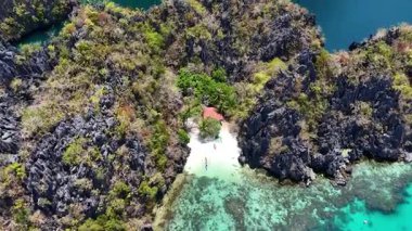 Sahil şeridiyle birlikte kumlu tabanı olan berrak, sakin sığlıklar.