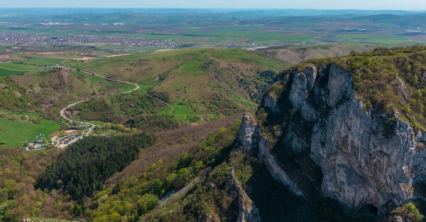 Фотография с места парковки, извилистых дорог и густых лесов вокруг Cheile Turzii, известного природного заповедника в Румынии.
