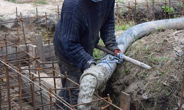 Beton bir pompa kullanarak temeli betonla dökerek.