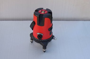 Gri arkaplanda kırmızı lazer seviyesi.