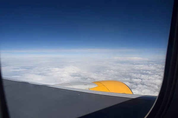 Widok Otworu Samolotu Lecącego Nad Chmurami — Zdjęcie stockowe