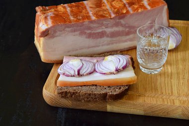 Bir parça göğüs eti, göğüs eti, soğanlı sandviç ve bir bardak votka..