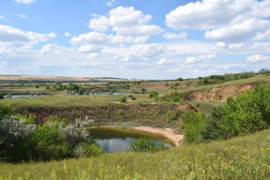 Göllerin oluştuğu eski karst hataları.