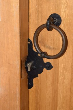 Kilitli ve sahte süslemeli ahşap bir kapı parçası..