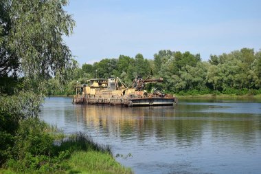 Nehirde kum çıkarmak için sürünüyorlar..