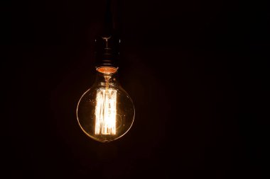 Tavandan sarkan klasik dekoratif parlak lamba..