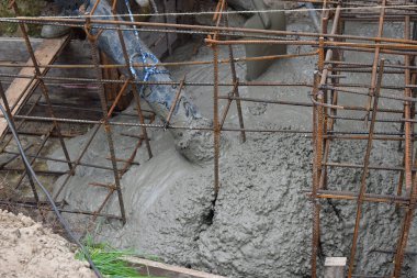 Temeli beton bir pompayla dökerek. Beton pompa borusu..