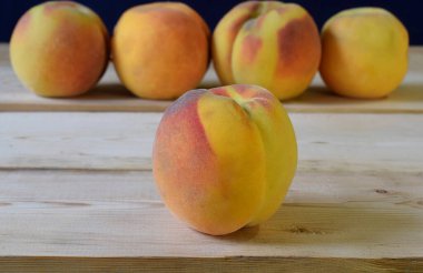 Taze koparılmış şeftaliler Tadını çıkarmaya hazır