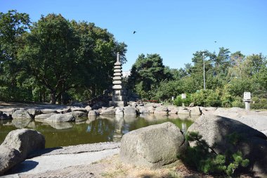 Kyiv 'deki Kyoto Park' ta gölet, taş fenerler ve pagoda..