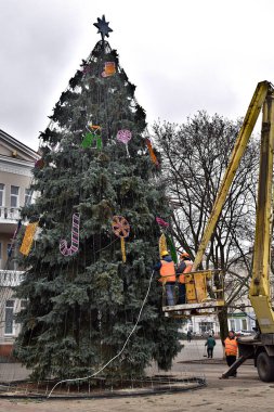Vyshhorod, Ukrayna, Aralık 2024. İşçiler kasaba meydanında bir Noel ağacı süslediler.