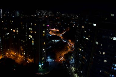 Aydınlanmış şehrin gece yüksekliğinden görünüşü.