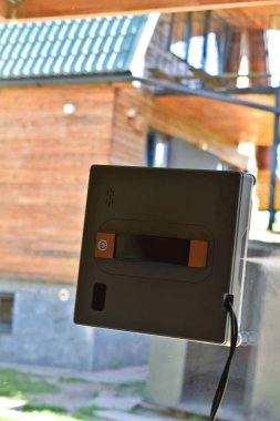 Operasyon sırasında camda robot temizleyici var..