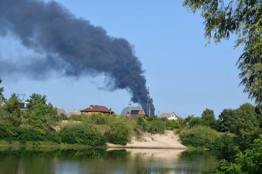 Binaya bir roket çarptığında çıkan yangından çıkan siyah bir duman sütunu..